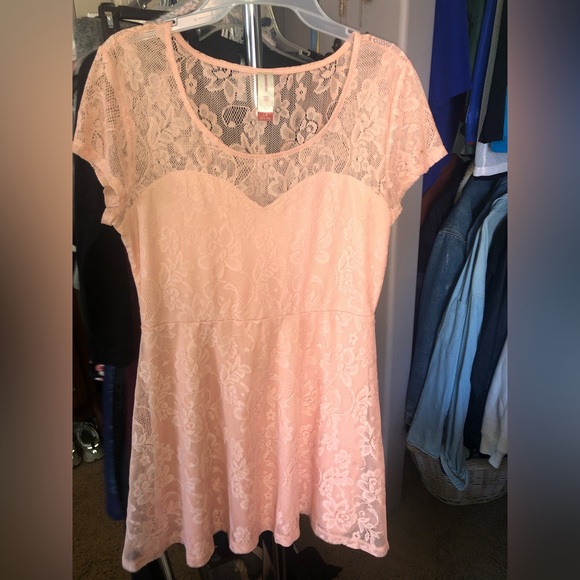 Pink baby doll lace dress with heart shape neckline - Picture 2 of 5